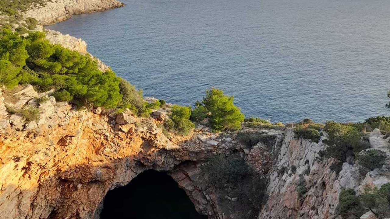 Excursion - Odysseus Cave