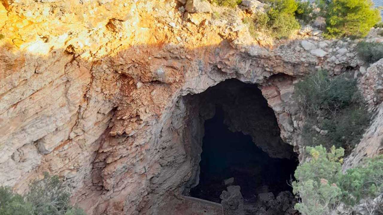Excursion - Odysseus Cave